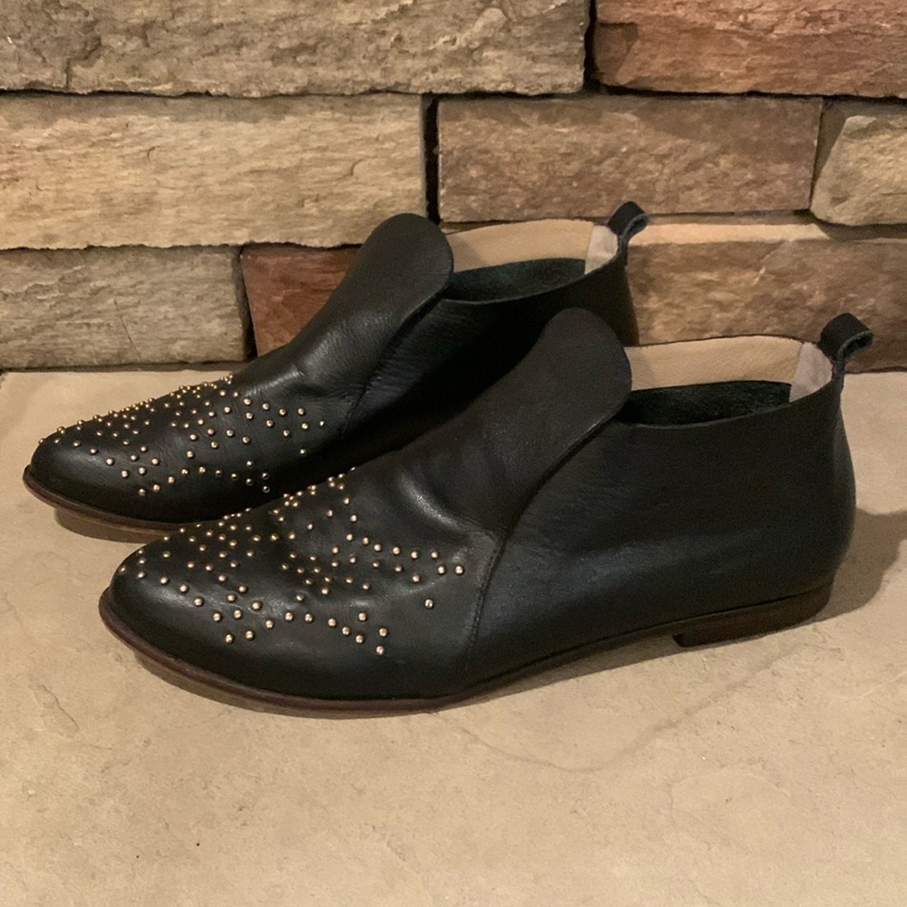 Bird Of Flight sz 8 tee pee black leather slip on shoes with gold accents